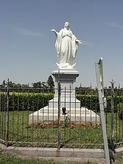 la statue de la Vierge.