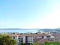 Une vue de la ville avec le golfe de Saint-Tropez en fond.