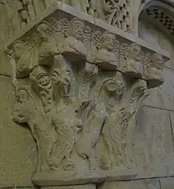 Un chapiteau roman du chœur.