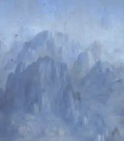 Gros plan sur le massif montagneux situé au-dessus de la tête de la Vierge.