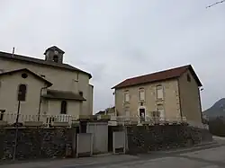 Mairie et église.