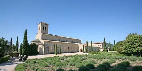L'arrivée à l'abbaye avec l'abbatiale en premier.