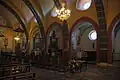 L'intérieur de l'église avec vue sur les chapelles latérales.