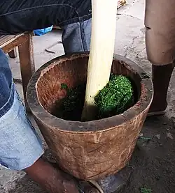 Pilage des feuilles de manioc.
