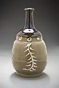 Bouteille à saké,tokkuri. Grès peint à l'engobe, hakeme,  et au brun de fer, couverte transparente. Fin XVIIIe&nbsp;siècle. LACMA