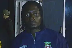 Portrait d'un joueur de football. Il porte un maillot bleu.