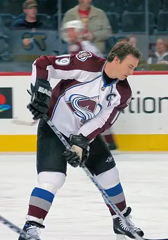 Photographie couleur de Joseph Sakic avec le maillot de l'Avalanche du Colorado