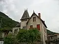 Un manoir dont la partie haute de la tour sert de nichoir pour les faucons.