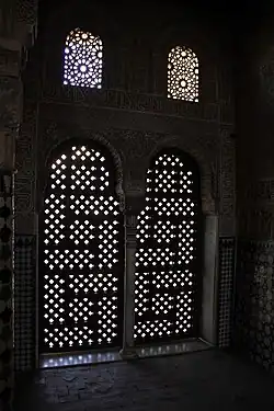 Moucharabiehs à l'Alhambra de Grenade, XIVe&nbsp;siècle.