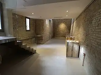 Salle d'exposition à l'entrée de la grotte.