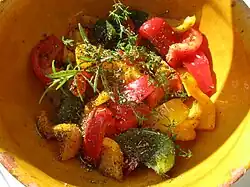 Salade de poivrons et tomates et herbes de Provence.