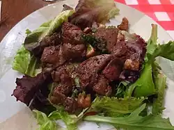 Salade lyonnaise aux foies de volaille.