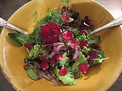 Salade de rose, aneth, et graine de fenouil