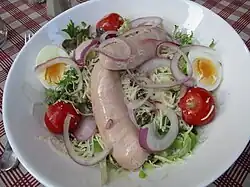 Avec saucisse blanche d'Alsace et fromage râpé.