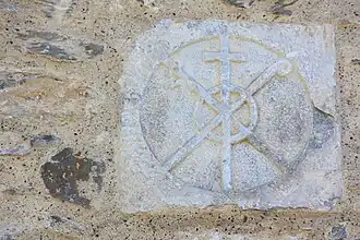 Chrisme sculpté au XIIe&nbsp;siècle.