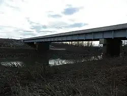 Pont autoroutier passant sur la rivière de la Saline.