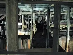 Passage au-dessus d'un puits pour acheminer la saumure aux bassins