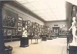 Dans la salle H, consacrée à la Galerie Henry Vasnier, au Musée des Beaux-Arts de Reims, une verrière apporte un éclairage zénithal. Les tableaux, à touche touche, recouvrent les cimaises. Devant les cimaises et au centre de la pièce se trouvent des sculptures et des objets d'art posés sur des sellettes ou dans des vitrines.