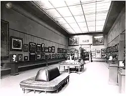 Dans la salle B, consacrée à la Galerie Henry Vasnier, au Musée des Beaux-Arts de Reims, une verrière apporte un éclairage zénithal. Quelques tableaux sont accrochés aux cimaises. Devant les cimaises et au centre de la pièce se trouvent des sculptures et des objets d'art posés sur des sellettes ou dans des vitrines.