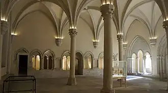 La salle vers la porte du cloître.