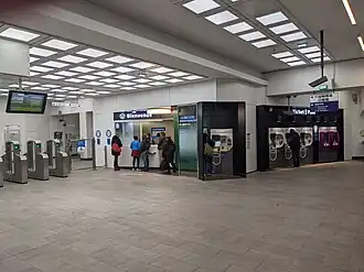 La salle d'échanges de la station en 2021, après la rénovation.