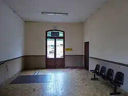 La salle d'attente de la gare.