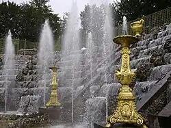 Cascades et jets d'eau à l'extrémité est de la salle