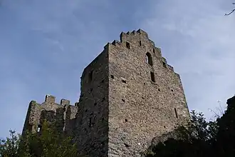 Bâtiment en pierre sans toit. Le mur à droite est presque entièrement détruit.