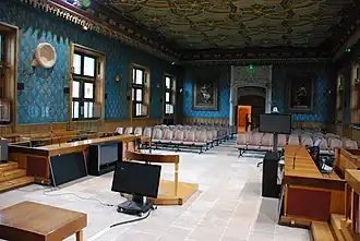 Cour d'Assises reconstituée avec son plafond à caissons de la Renaissance.