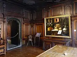 Ancienne salle de réunion des administrateurs de l’Œuvre Notre-Dame. Au premier plan, table à calculer du receveur de l’Œuvre. Boiseries de 1582. Tableau de Sébastien Stoskopff : Grande Vanité (1641)