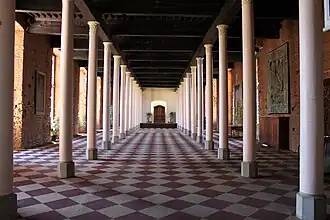 La salle des colonnes.