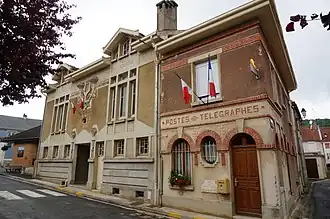 La salle des fêtes et la Poste.