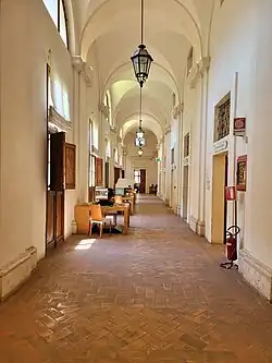 Couloir entourant le cloître, au premier étage