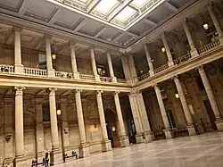 La salle des pas perdus au tribunal de commerce