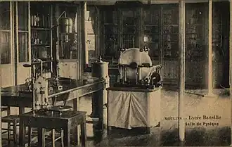 Une salle de physique du lycée au début du XXe&nbsp;siècle, source : Archives départementales de l’Allier, 9 J 39