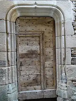 Porte d'entrée latérale.