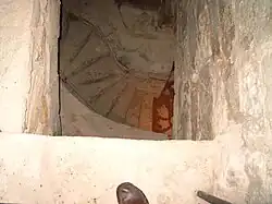 Une grande partie du château est sous le sol.