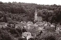 Photographie en dégradé de gris du village.
