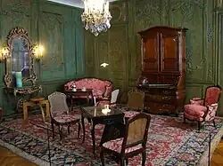 Salon de Gascq, avec ses lambris de style rocaille, réalisés vers 1750 et provenant de l'hôtel de Gascq.