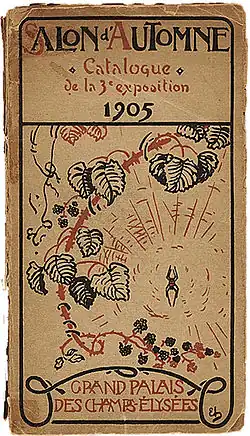 Surface cartonnée beige rectangulaire orientée en hauteur. Imprimés dessus, des caractères et dessins, noirs et rouges