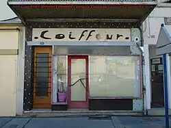 Salon de coiffure d'architecture 1950.