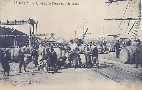 Manutention portuaire devant les Salorges vers le début du XXe siècle.