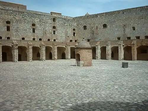 Cour intérieure et puits.