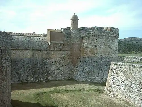 Fossé, tour d'angle