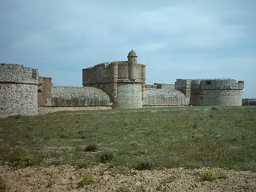 Abords et aspect enterré de l'ouvrage