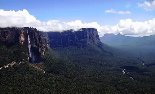 Tepuis et cascade du Salto Angel, cascade ininterrompue la plus haute du monde (979&nbsp;m), dans les hauts plateaux de Guayana, Bolivar.