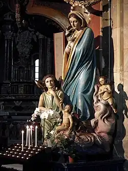 Statue en bois polychrome de la Vierge Marie.