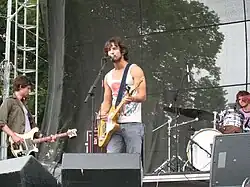 Sam Roberts, tenant sa guitare, sur scène à Lollapalooza en 2007