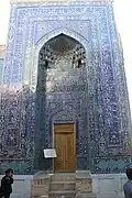 Entrée du complexe de Tumân Âqâ. Au sommet de la niche, le décor en muqarnas.