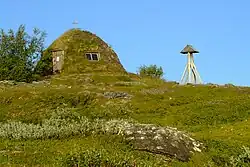 Petite chapelle couverte de tourbe et d'herbe.